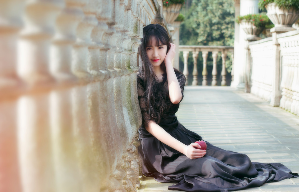 黑裙美女游园清纯写真  第15张