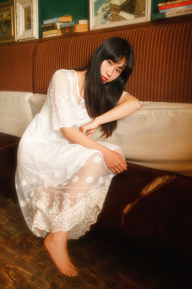 柔光美女私房迷人白裙  第2张