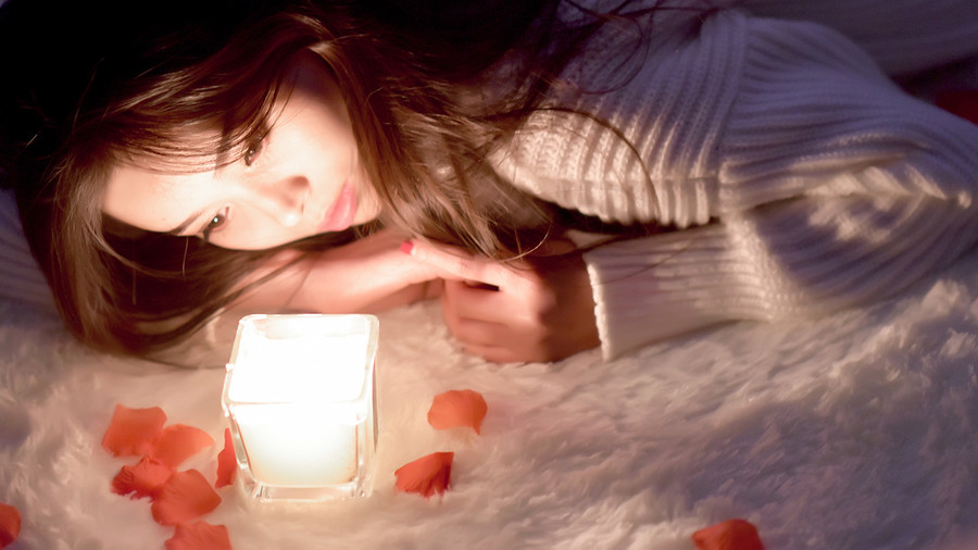 夜晚清纯美女的独自忧伤  第1张