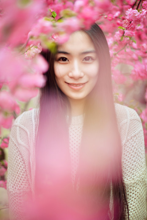 花下女子的甜美迷人图  第4张