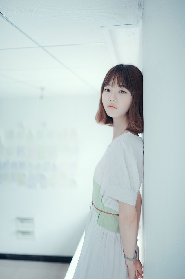 教室内的唯美治愈系女子写真  第8张