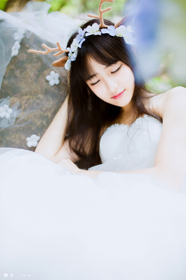 麋鹿姑娘森林唯美图  第3张