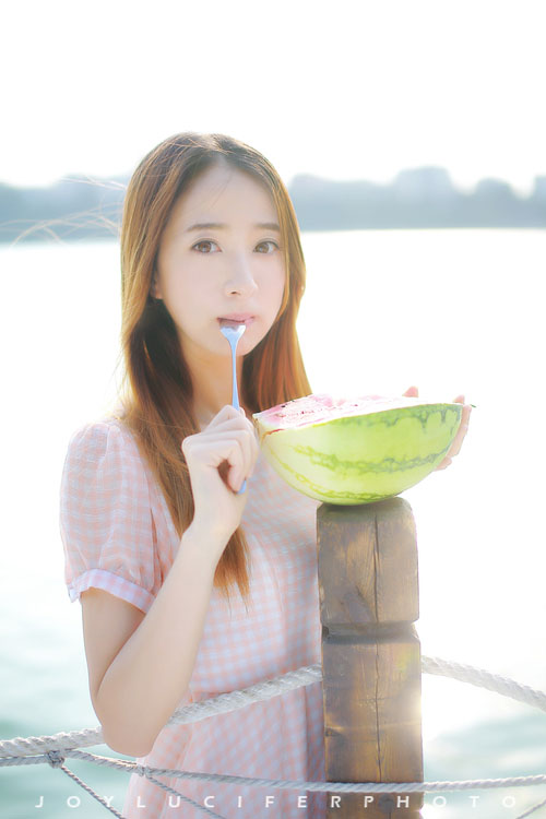 西瓜少女的夏日清纯照  第1张