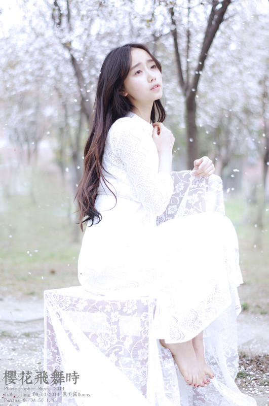 樱花飞舞下长发美女清纯图  第10张