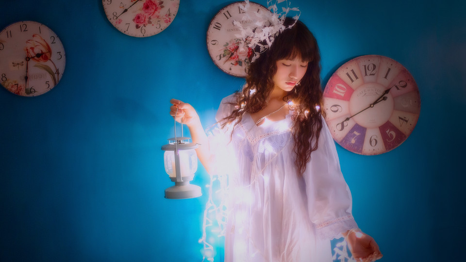 清纯美女卷发私房写真  第8张