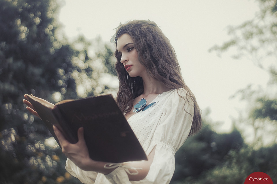 草丛长裙美女唯美图  第5张