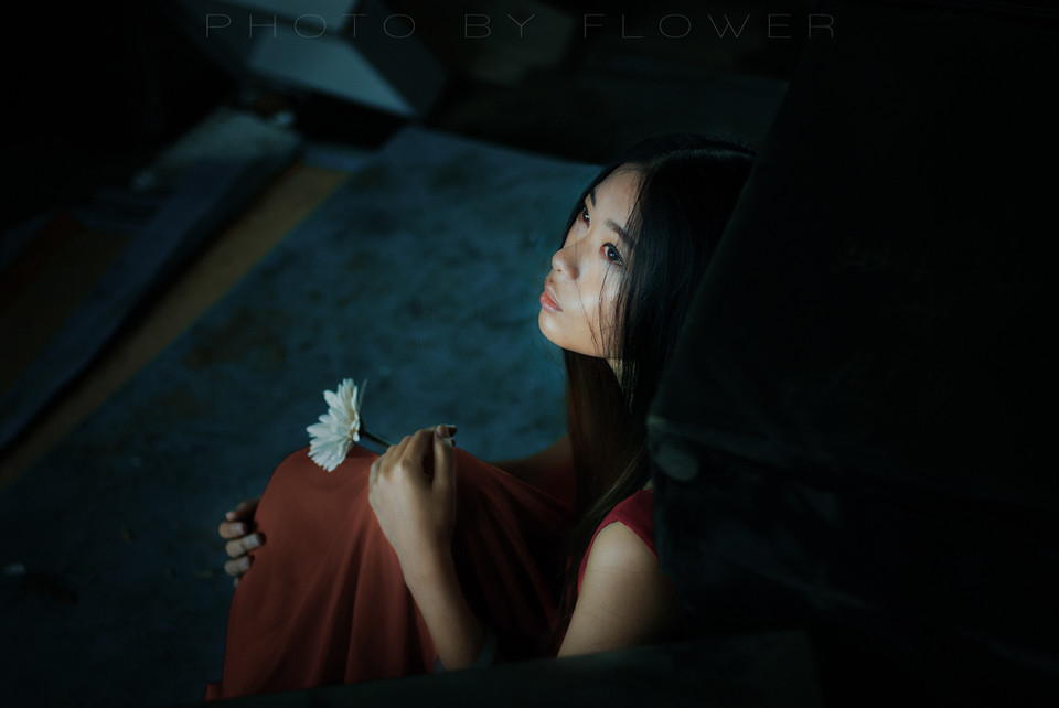 忧伤美女的长裙迷人图  第3张