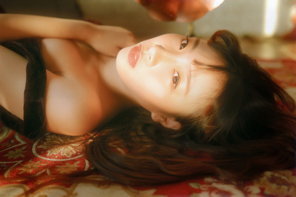 私房女子光影与身体的交融  第2张