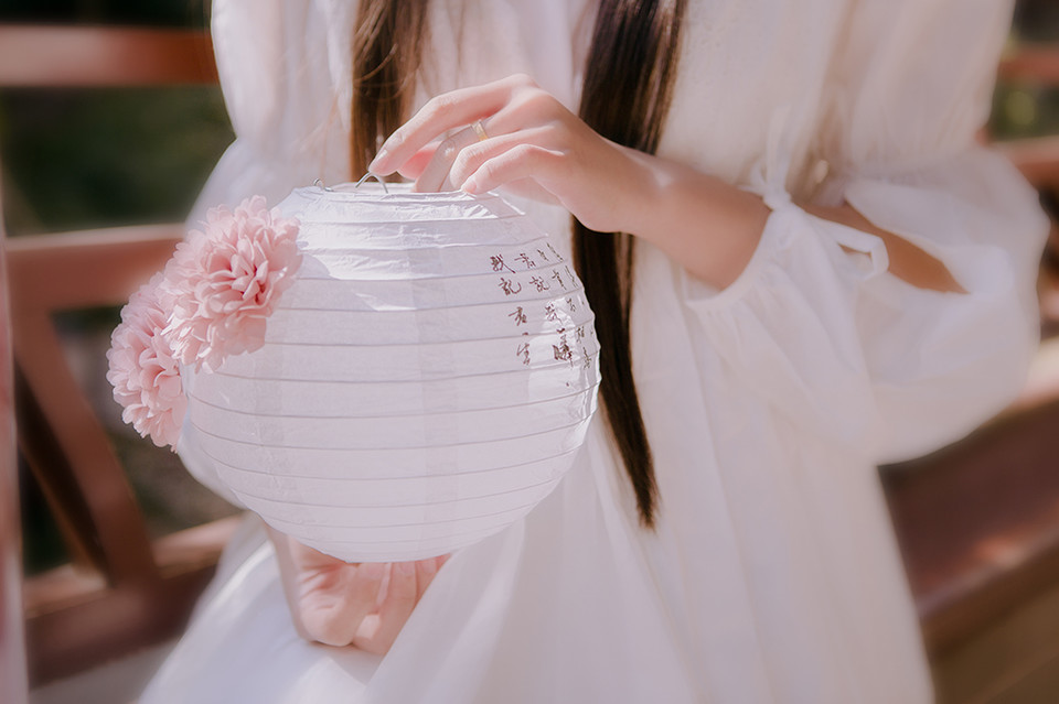 清纯女子户外迷人白裙  第10张