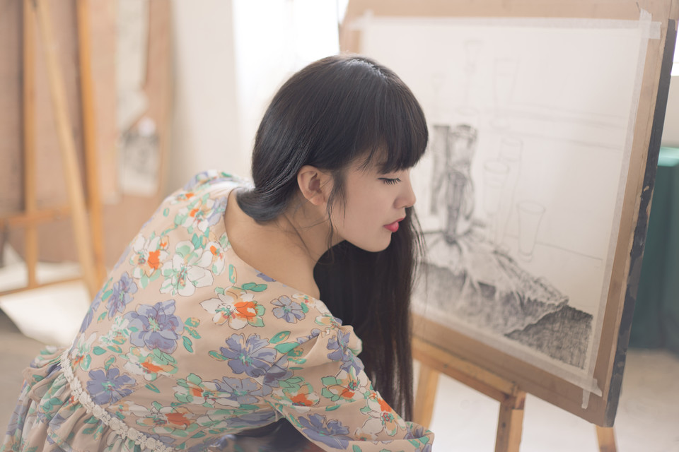 画室长发美女的清纯迷人照  第5张