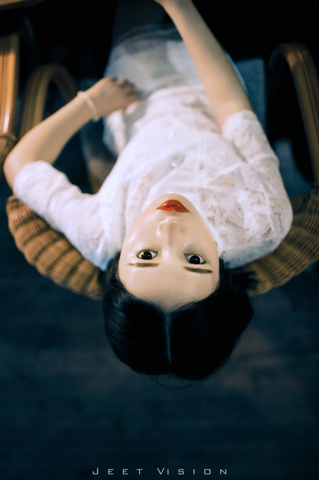 安静女子的红唇图片  第1张