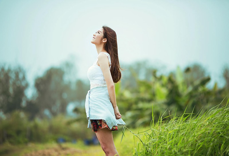 回眸一笑的纯净让人着迷女子  第6张