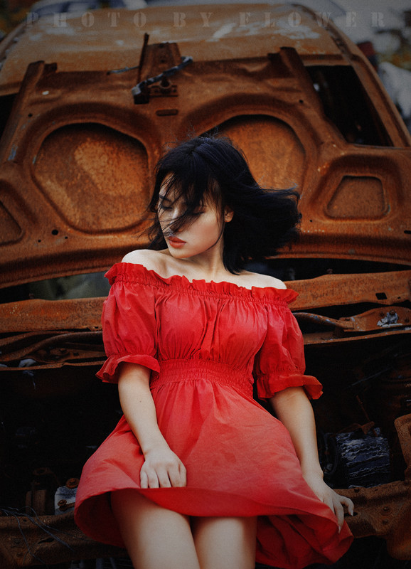 短发女子随风飘逸的红裙  第3张