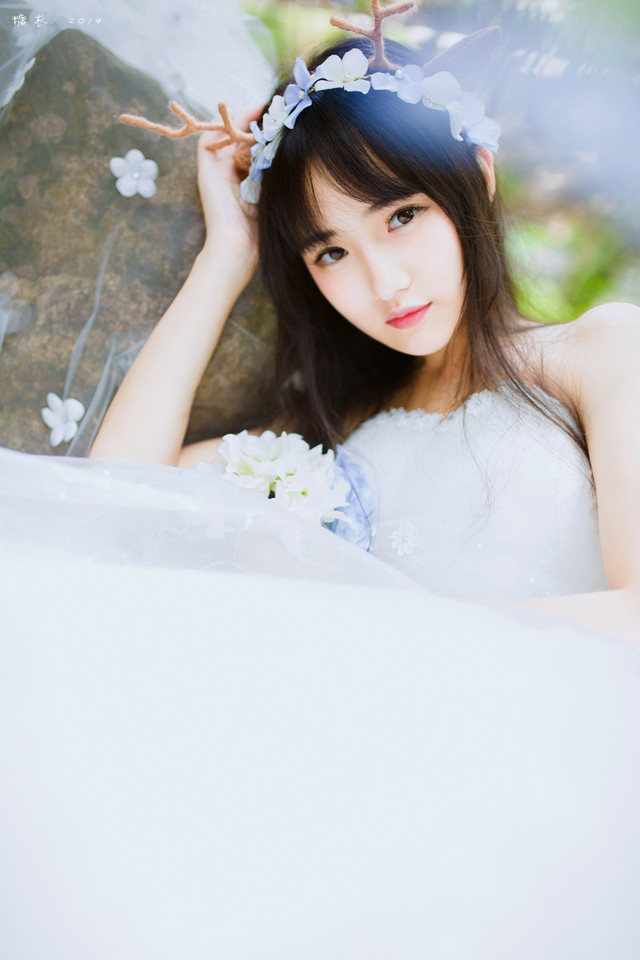 麋鹿姑娘森林唯美图  第16张