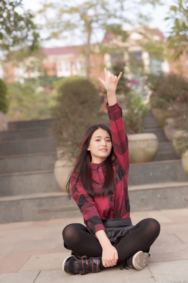 格子衫美女甜美卖萌图  第2张