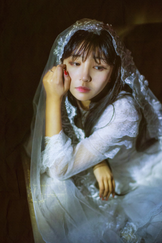 白裙少女私房忧郁迷人图  第9张