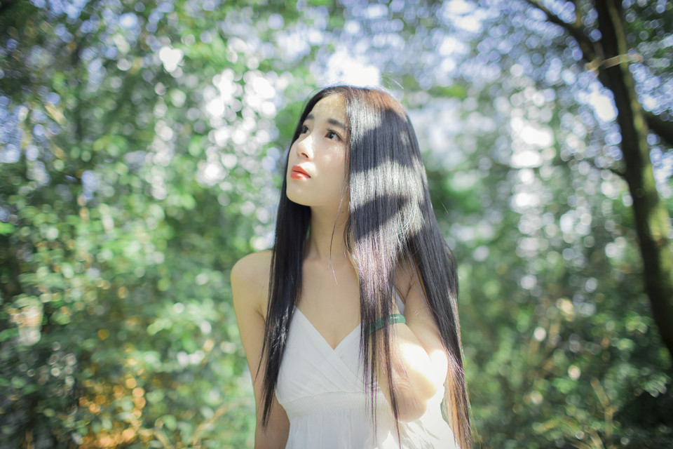 长发美女森林清纯图  第3张