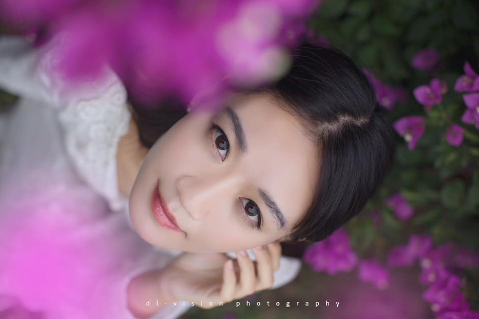 花丛中的白裙迷人少女  第1张