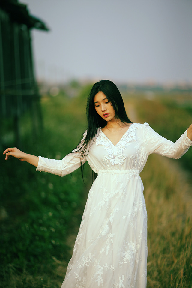 长裙女子户外思绪  第14张