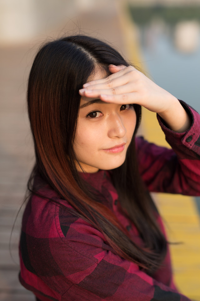 格子衫美女甜美卖萌图  第7张