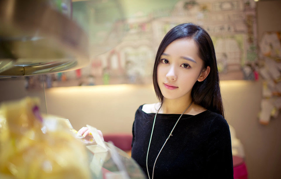 黑夜中清纯甜美女子  第3张