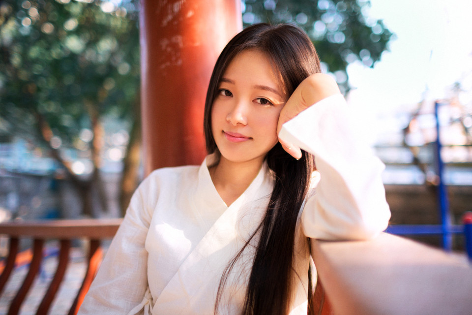 白衣美女犹如出镜图  第10张