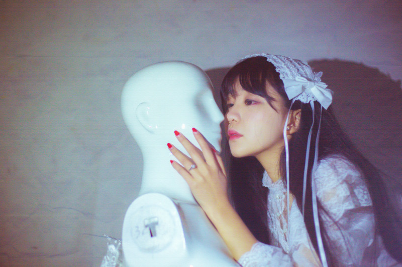 白裙少女私房忧郁迷人图  第1张