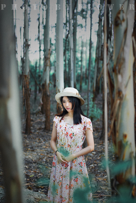 森林里面的碎花长裙唯美图  第8张