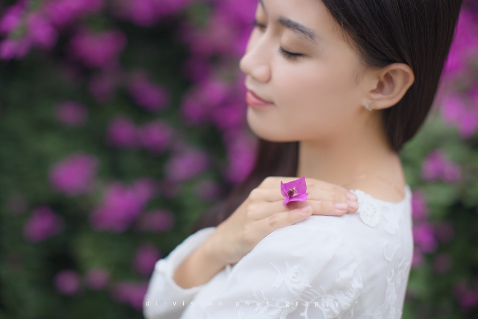 花丛中的白裙迷人少女  第7张