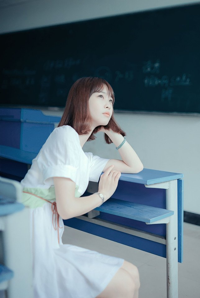 教室内的唯美治愈系女子写真  第2张