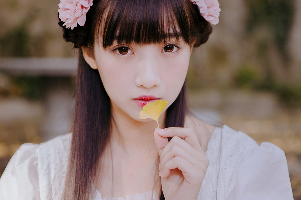 清纯女子户外迷人白裙  第8张