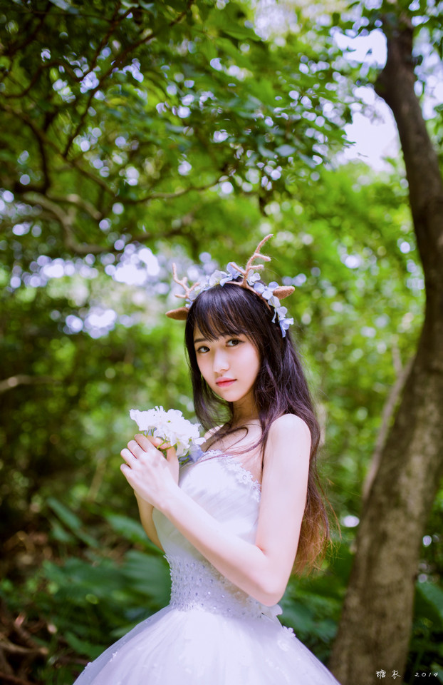 麋鹿姑娘森林唯美图  第9张