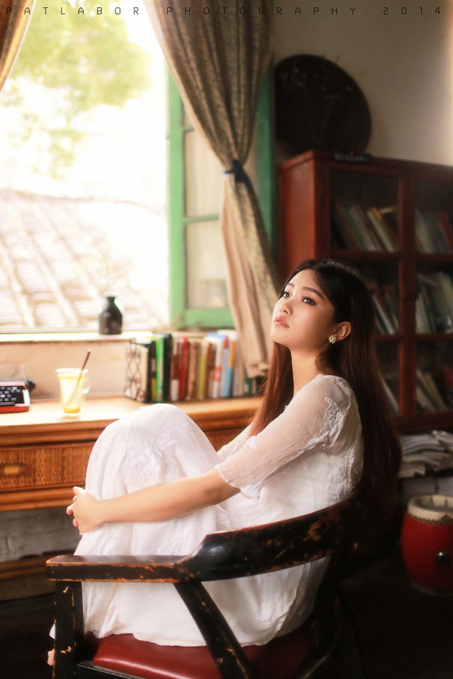 清纯白裙美女在等待  第2张