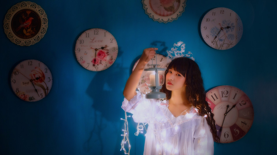 清纯美女卷发私房写真  第7张