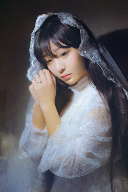 白裙少女私房忧郁迷人图  第2张