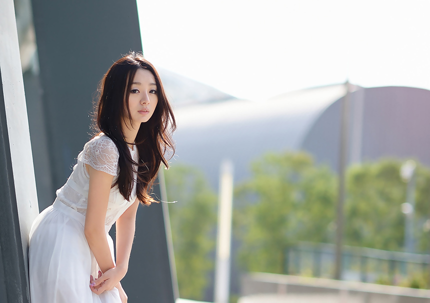 单车女子的长裙飘逸迷人图  第4张