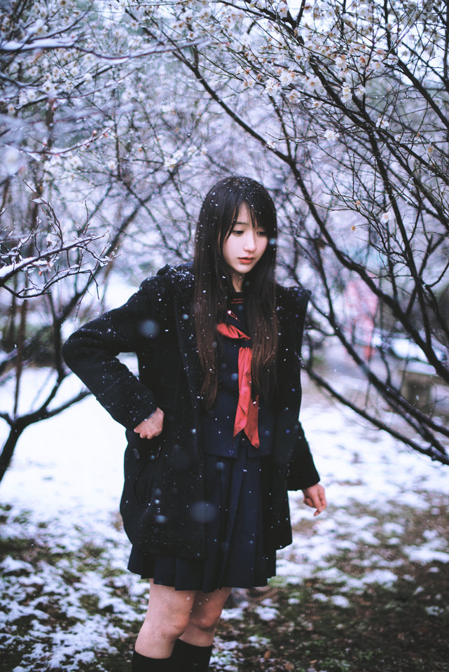 雪地上的清纯女子图片  第4张