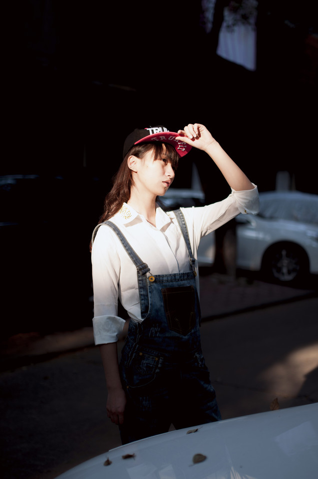 霸气女子户外迷人身姿  第1张