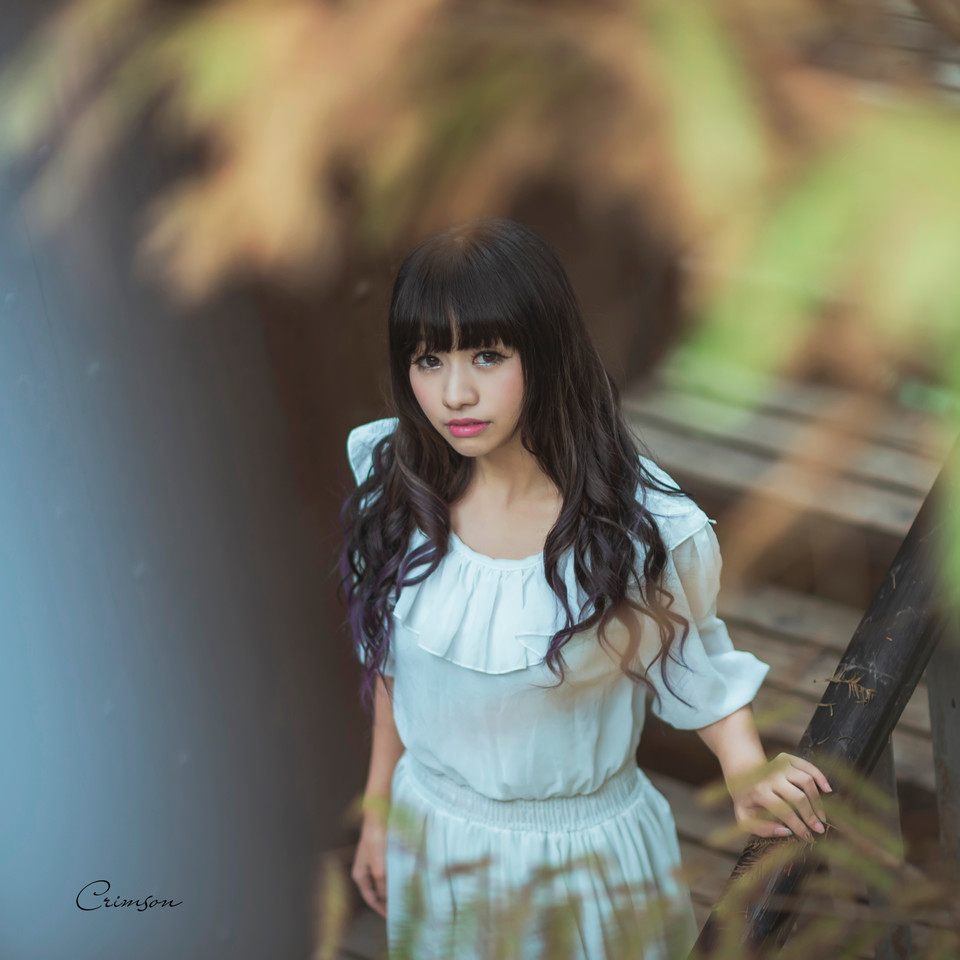 白裙美女在公园仰望  第7张