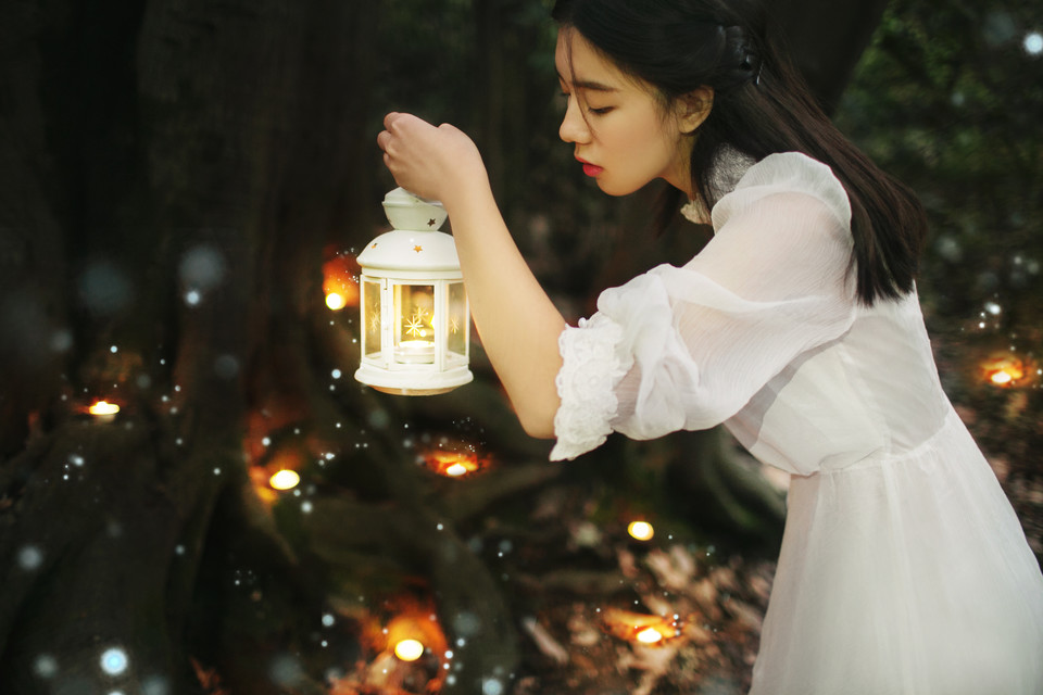 树下美女夜晚灯光点点  第4张