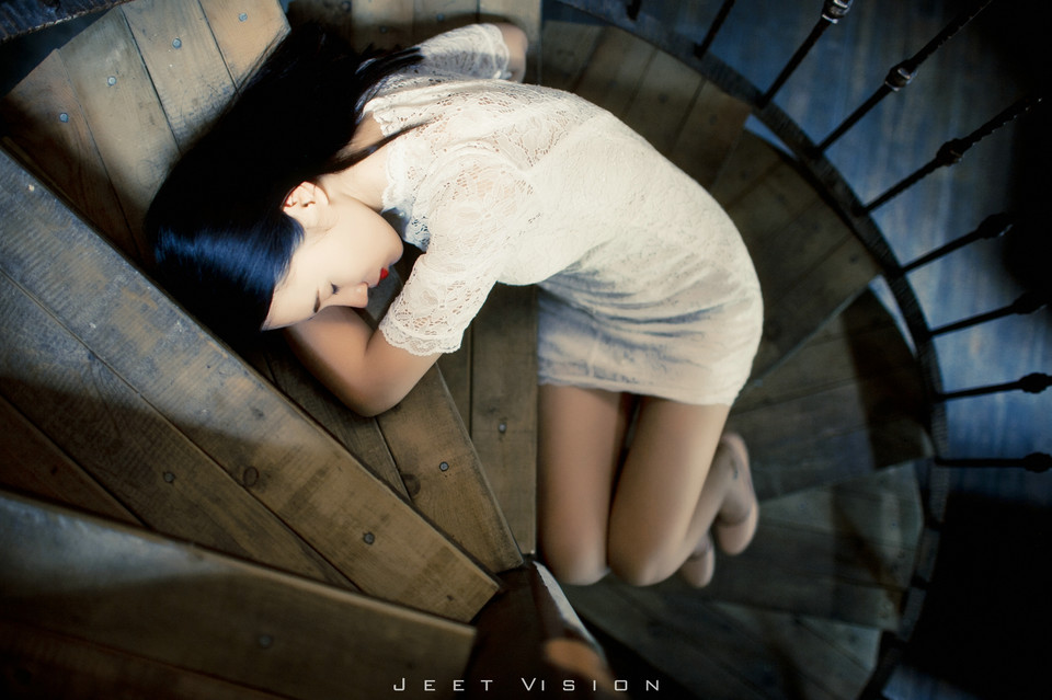 安静女子的红唇图片  第6张