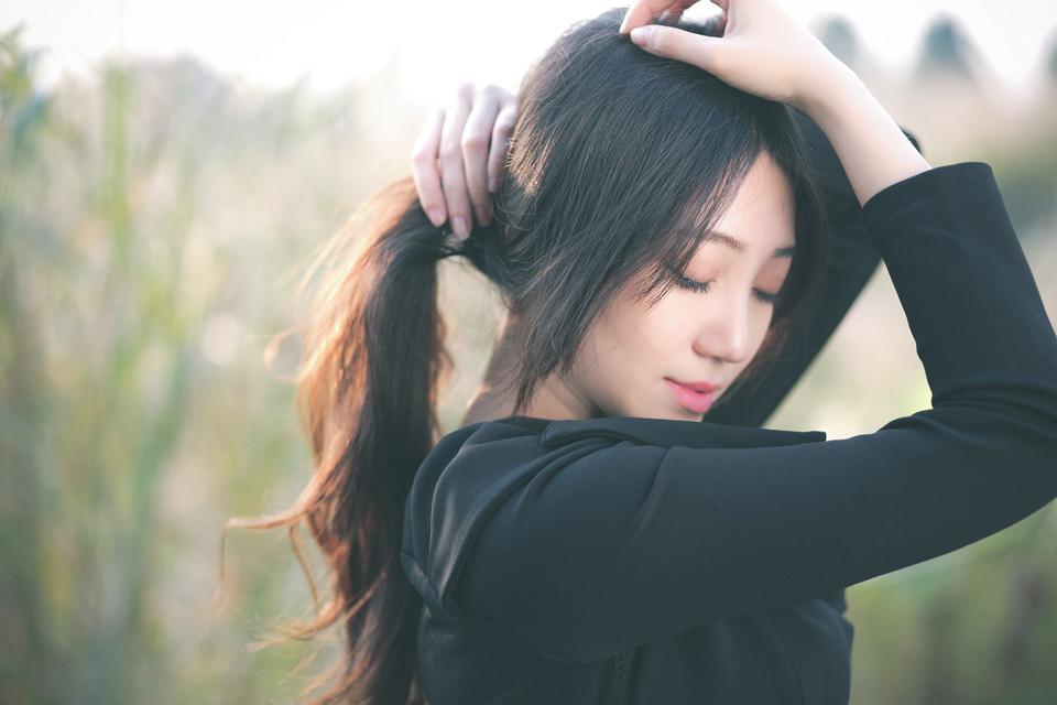 冬季清纯卷发女子寻找希望  第8张