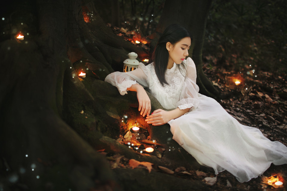 树下美女夜晚灯光点点  第10张