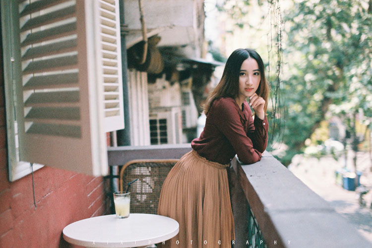 清晨出现在咖啡馆的妖艳女子  第3张