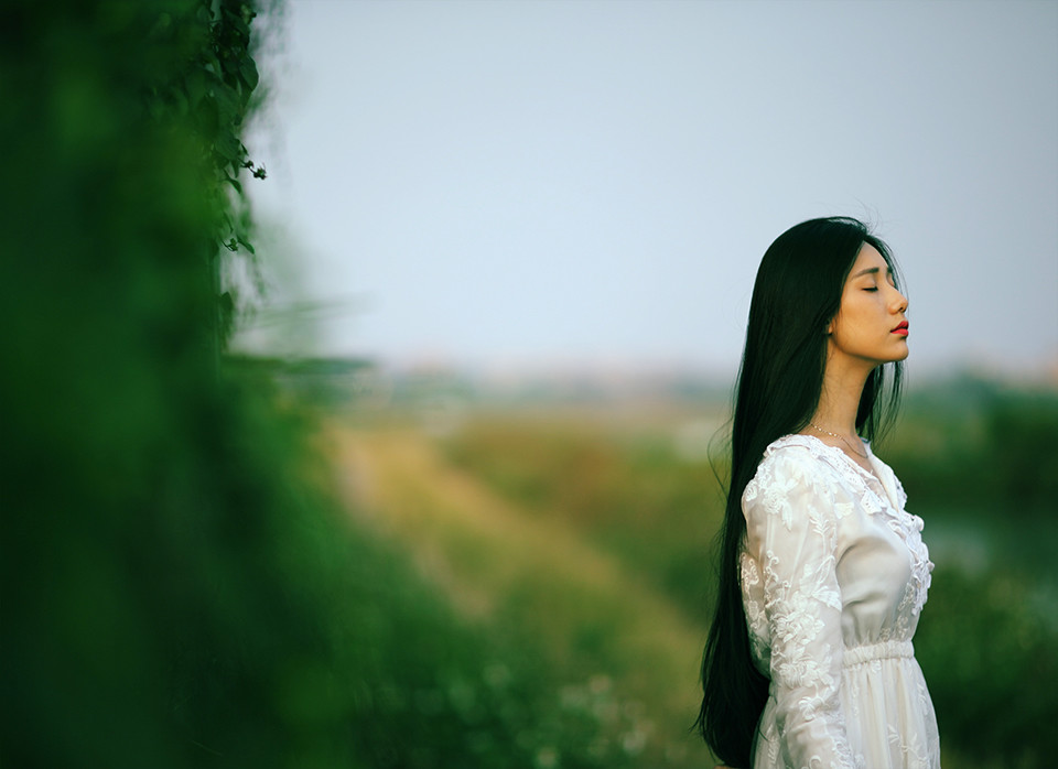 长裙女子户外思绪  第4张