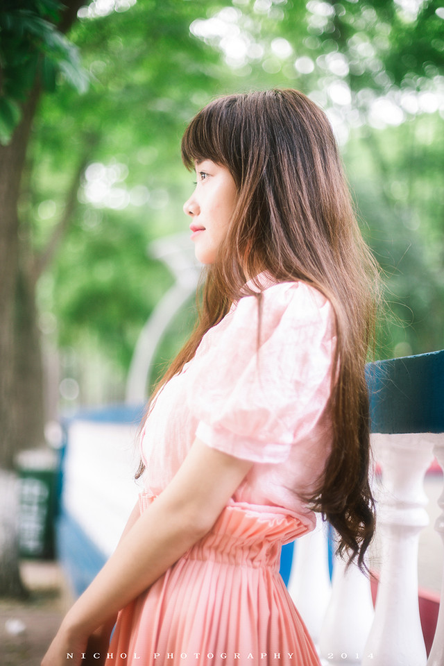 游乐场的长裙女子俏皮写真  第9张