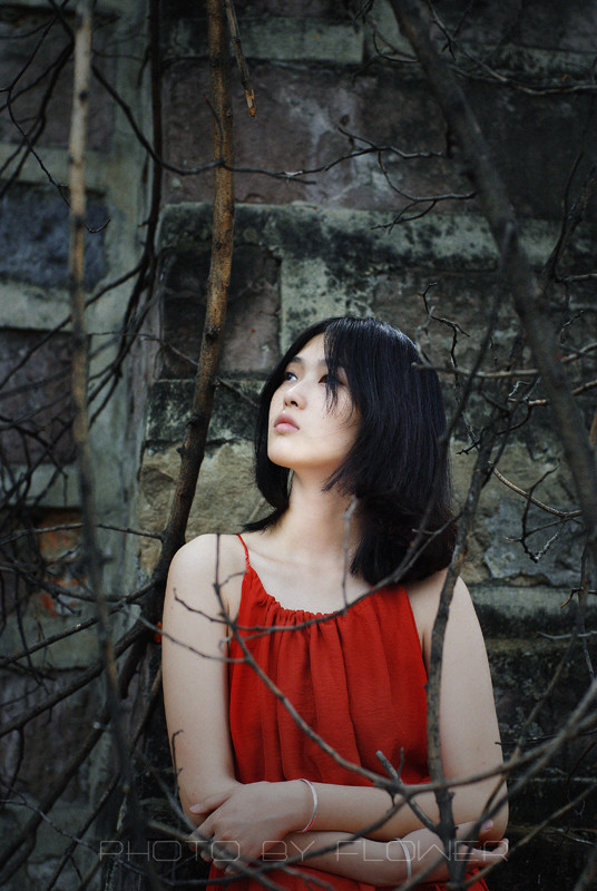 废弃建筑的吊带长裙的短发女子  第4张