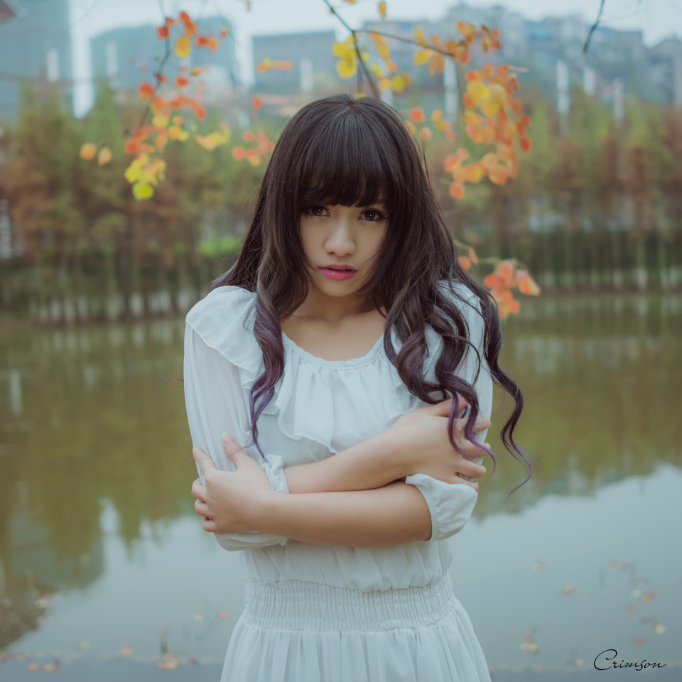 白裙美女在公园仰望  第4张