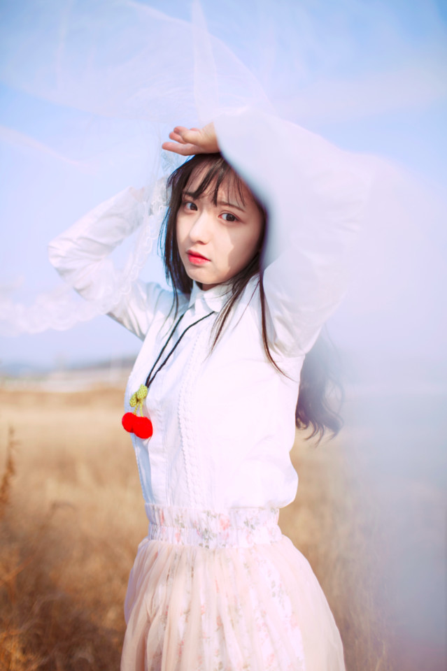 白裙姑娘户外卖萌写真  第11张