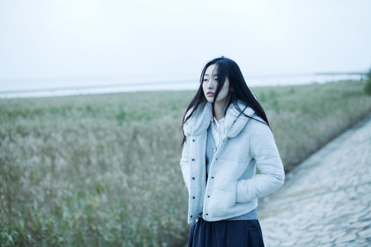 想去海边旅行的长发女子  第1张